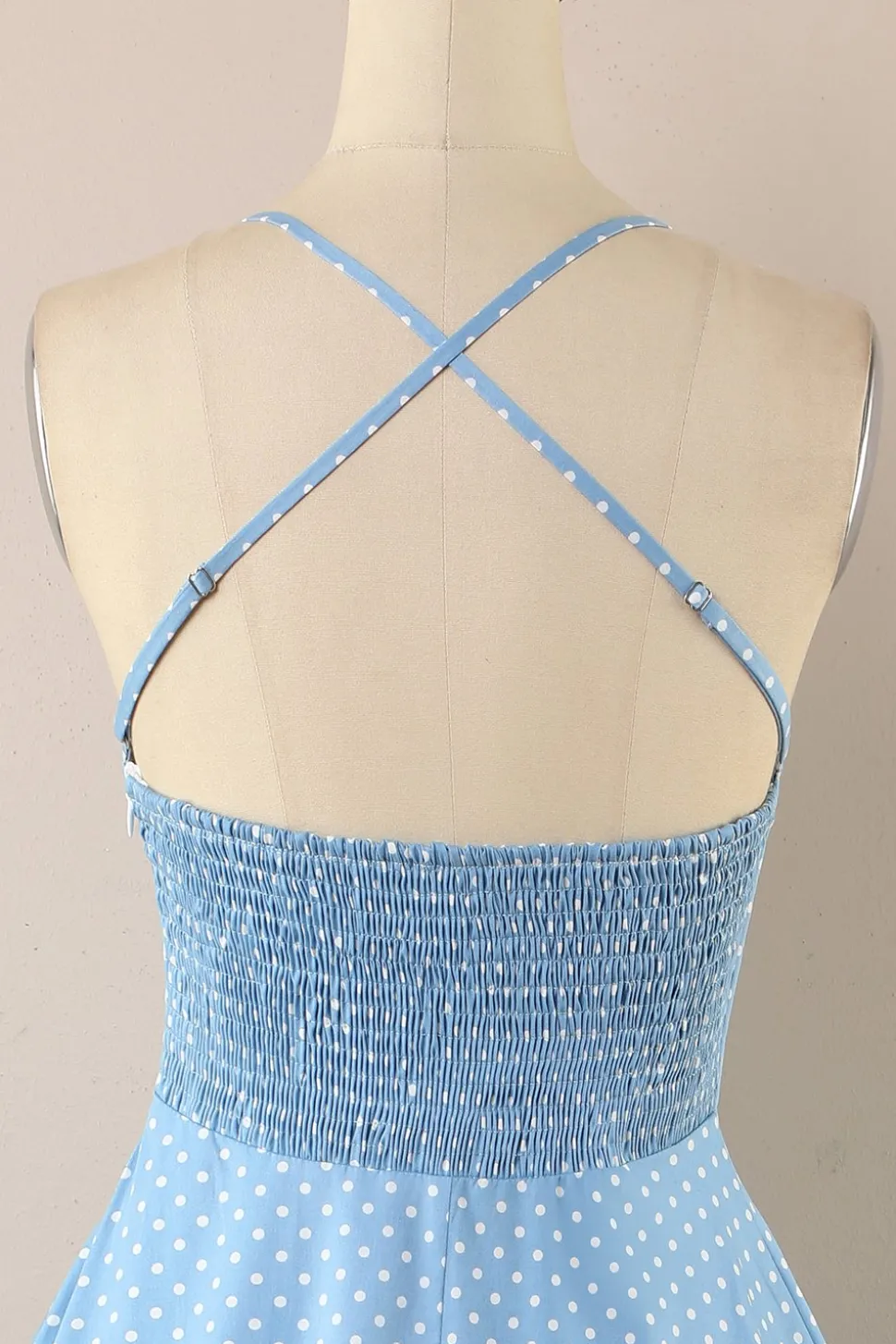 Vestido às bolinhas vintage dos anos 1950