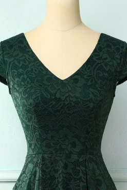 Vestido verde escuro com renda alta e baixa