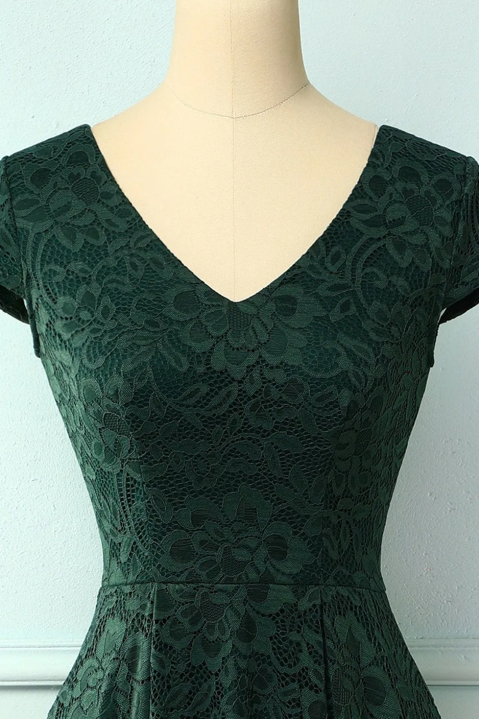 Vestido verde escuro com renda alta e baixa