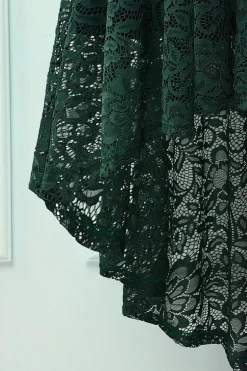 Vestido verde escuro com renda alta e baixa