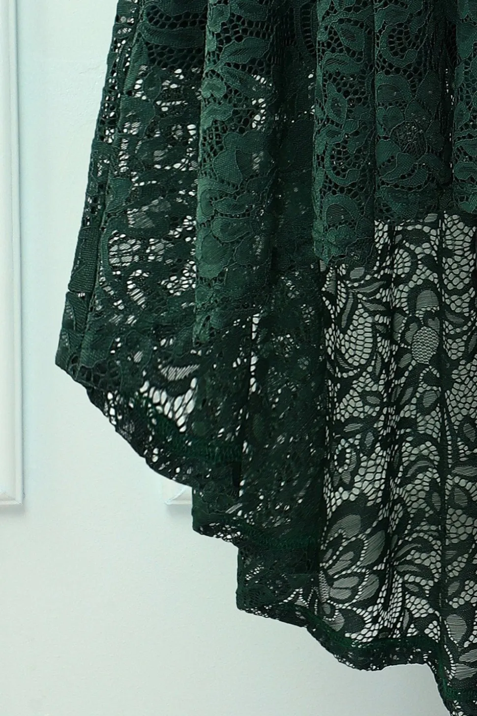 Vestido verde escuro com renda alta e baixa
