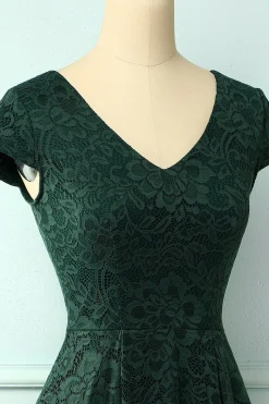 Vestido verde escuro com renda alta e baixa