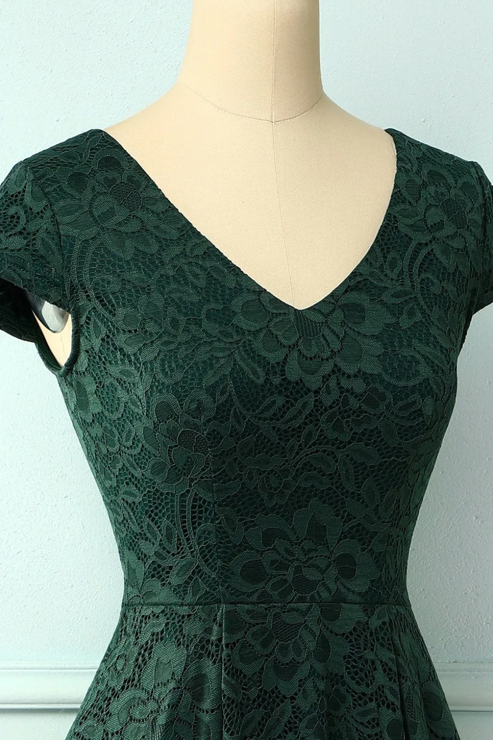 Vestido verde escuro com renda alta e baixa