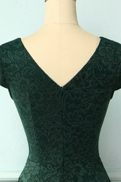 Vestido verde escuro com renda alta e baixa