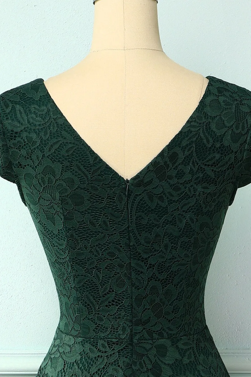 Vestido verde escuro com renda alta e baixa