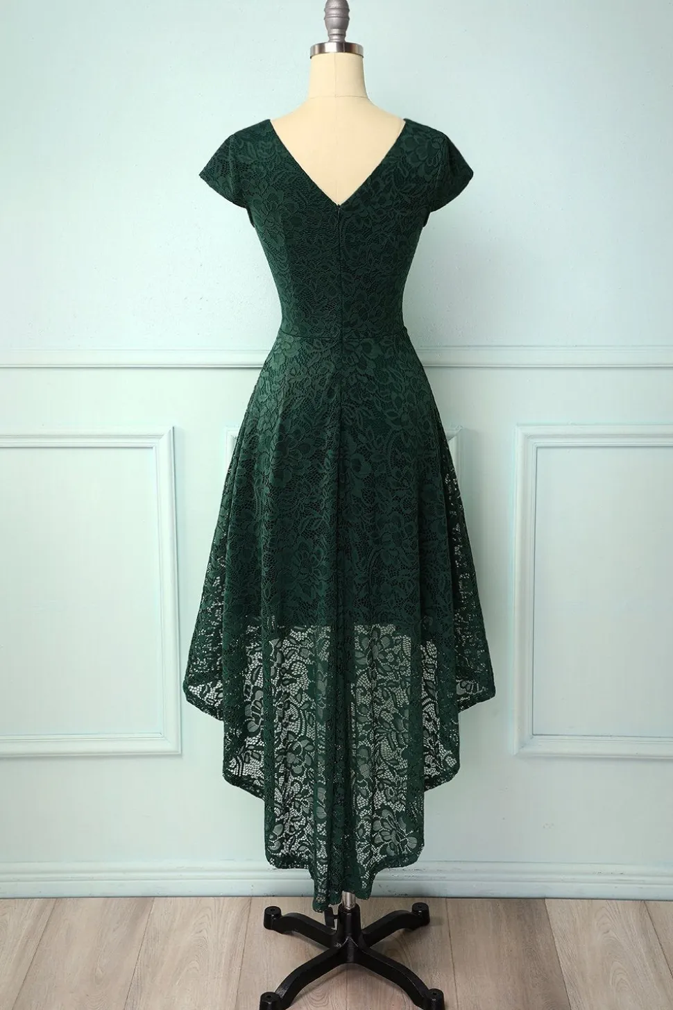 Vestido verde escuro com renda alta e baixa