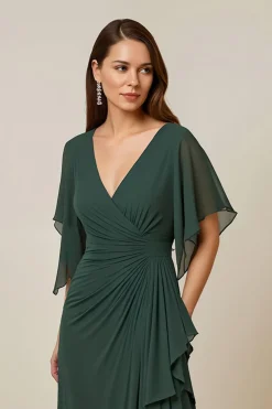 Vestido verde escuro da mãe da noiva com mangas Flutter