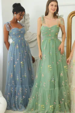 Vestido verde longo do baile com bordado