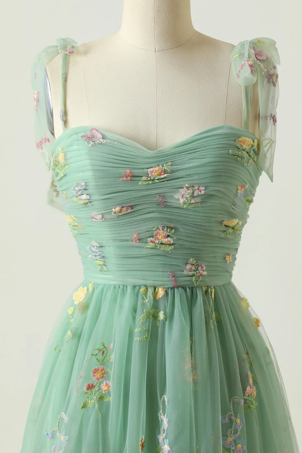 Vestido verde longo do baile com bordado