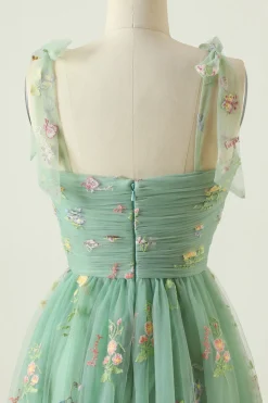 Vestido verde longo do baile com bordado