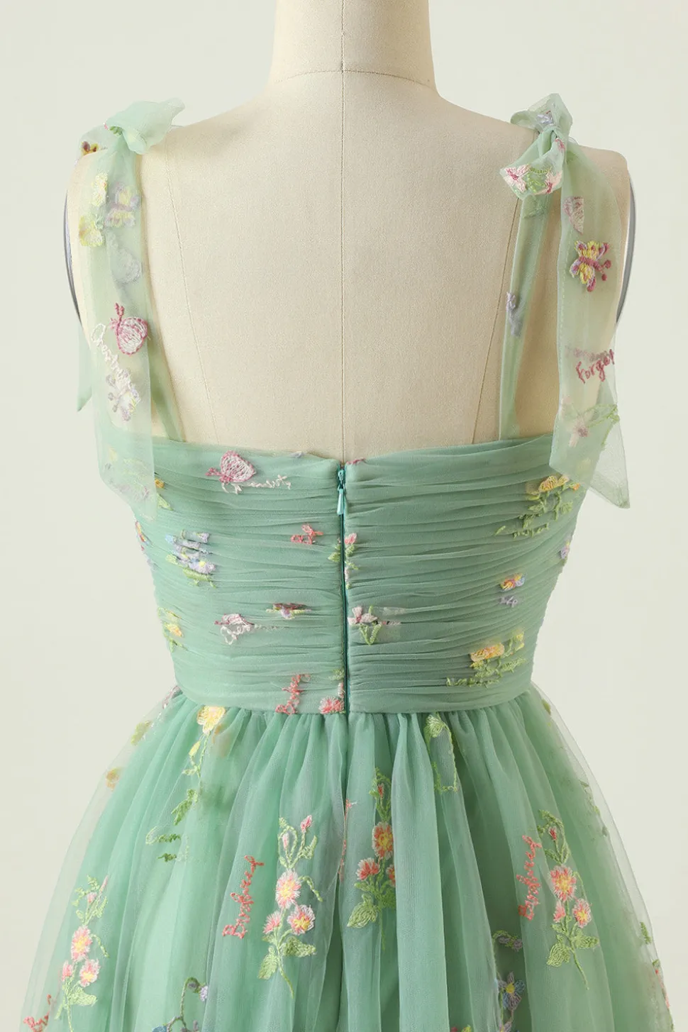 Vestido verde longo do baile com bordado