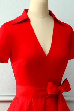 Vestido vermelho com decote em V sólido