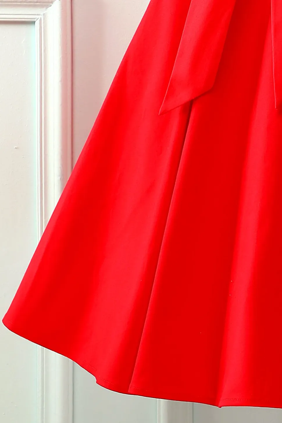 Vestido vermelho do balanço dos anos 50 do botão vermelho