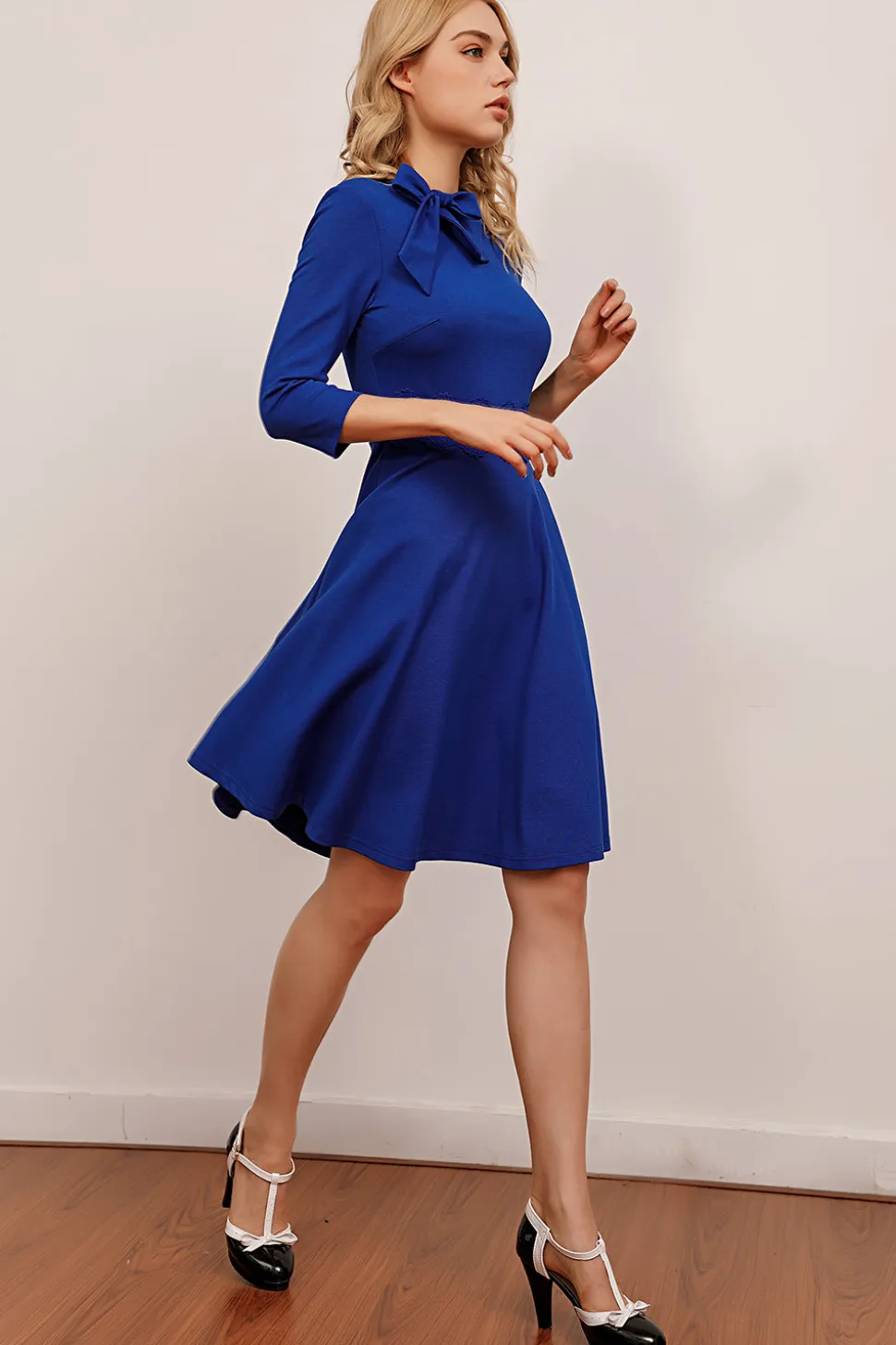 Vestido vintage azul royal com mangas