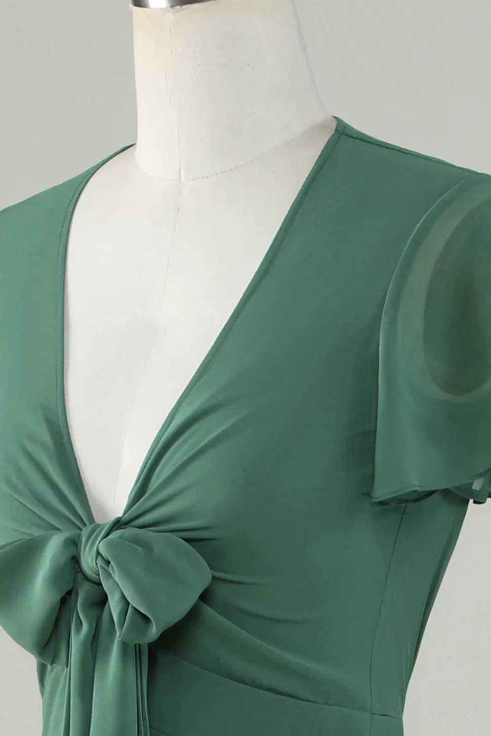 V-Neck mangas curtas vestido de dama de honra de eucalipto com laço
