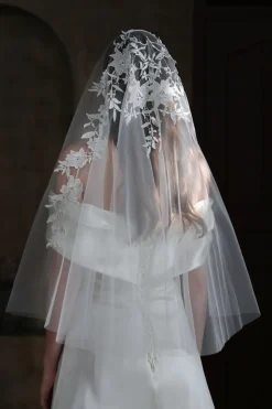 Véu de noiva branco elegante e apliquado