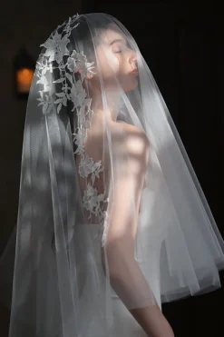 Véu de noiva branco elegante e apliquado