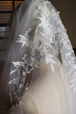 Véu de noiva branco elegante e apliquado