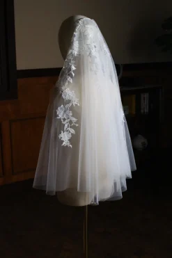 Véu de noiva branco elegante e apliquado